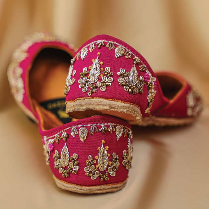 Shabnam-Khussa-kolhapuri-dazzle-by-sarah